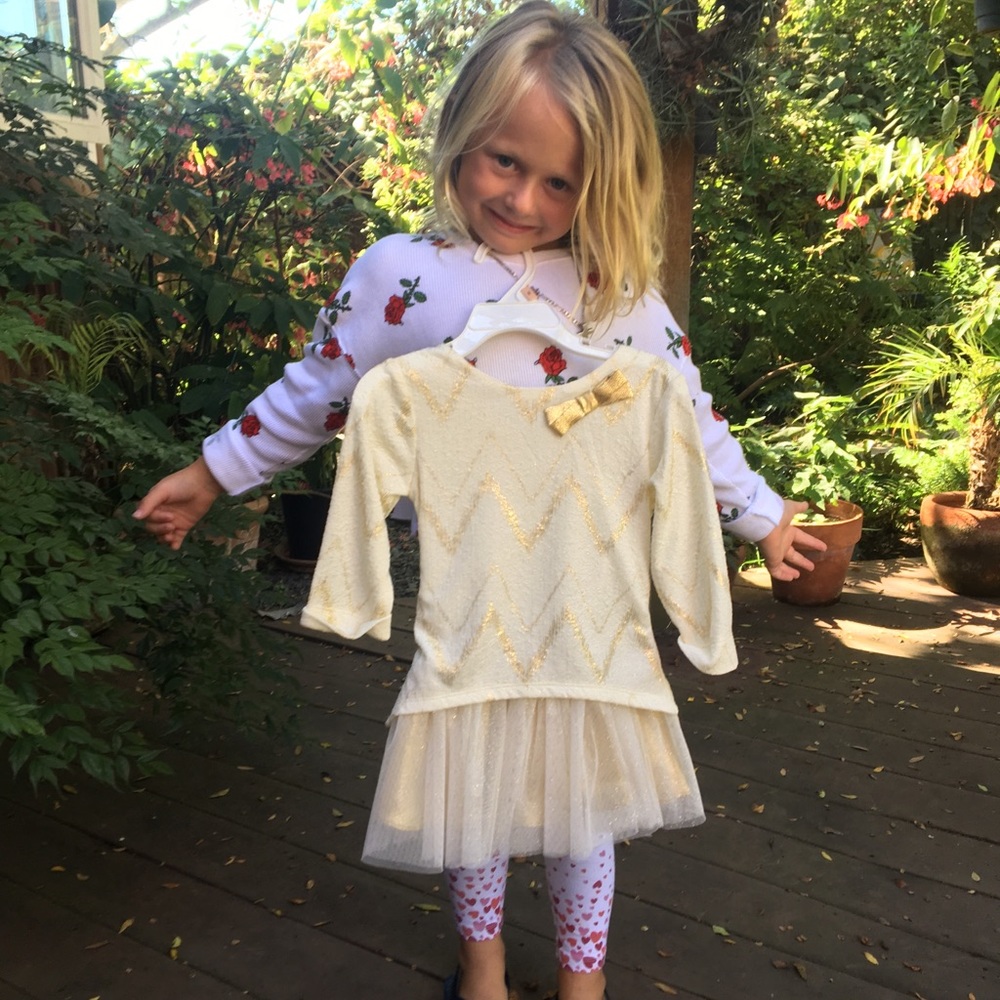 Pretty gold top - size 3